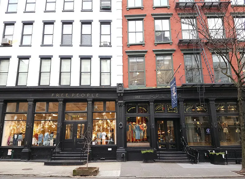 Típicos edificios y vitrinas de SOHO en Downtown Manhattan - Foto de Andrea Hoare Madrid