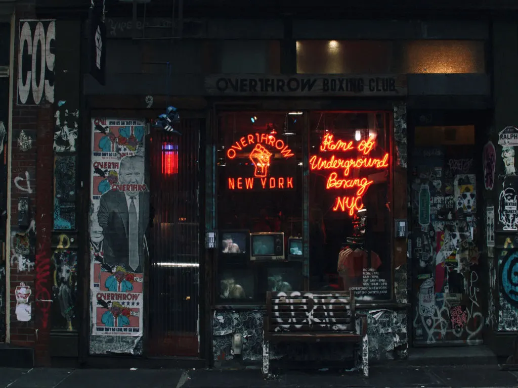Entrada de un club de boxeo en el East Village, foto de John Vincent Saulan en Unsplash disponible en https://unsplash.com/photos/iQcf5A9fsvU