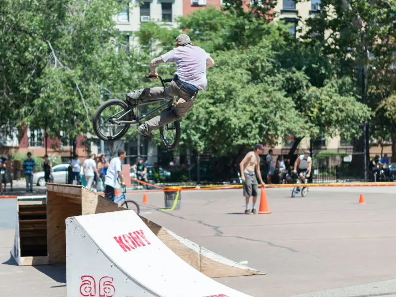 Freestyler haciendo un truco en Tomkins Square Park en el East Village - Foto de Reno Laithienne en Unsplash disponible en https://unsplash.com/photos/c5bu9Jx-_44