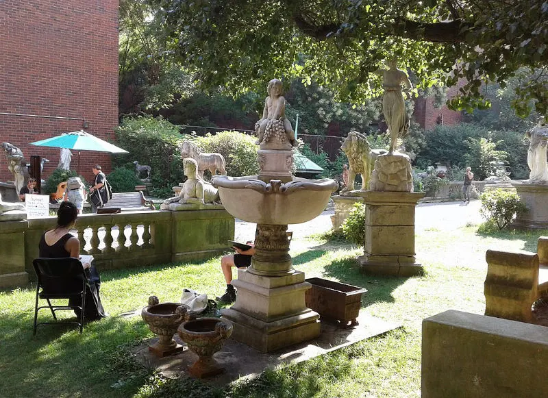 Elizabeth Street Garden en un día soleado. Parque en SOHO o NOLITA. Foto de Brafford33, CC BY-SA 4.0 , via Wikimedia Commons disponible en https://commons.wikimedia.org/wiki/File:Elisabeth_Street_Garden_Front.jpg