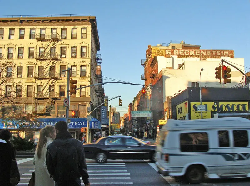 Transitada calle del Lower East Side en el sur de Manhattan al atardecer - Foto de AHM