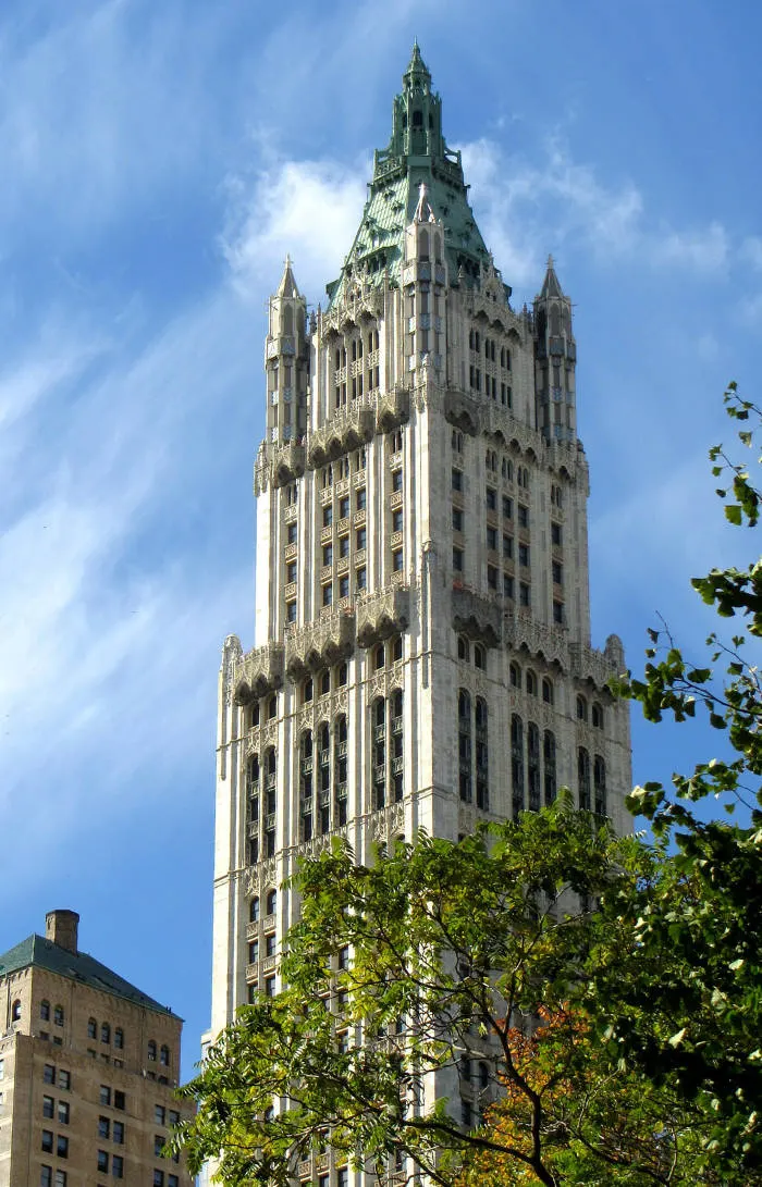 Detail of the upper floors of the Woolworth Building. Photo by Ronile, Public Domain, available on Pixabay https://pixabay.com/es/photos/edificio-woolworth-manhattan-271337/