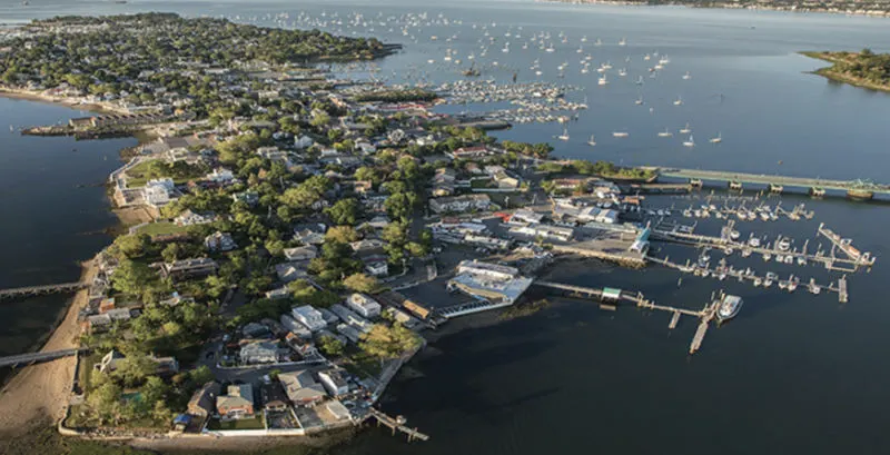 City Island es una isla del Bronx que parece un pueblo de pescadores de Nueva Inglaterra - Captura de pantalla de una fotografía del Museo Náutico de City Island disponible en https://www.cityislandmuseum.org/copy-of-city-island-childhood-2