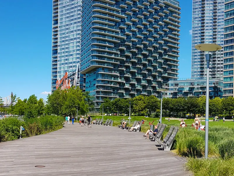 Rambla de madera del Parque Gantry Plaza en Long Island City, Queens - Foto de Andrea Hoare Madrid