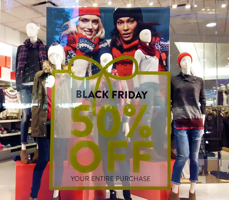 Anuncio del Black Friday en vitrina de GAP (50% de descuento en toda la tienda) - Foto de AHM