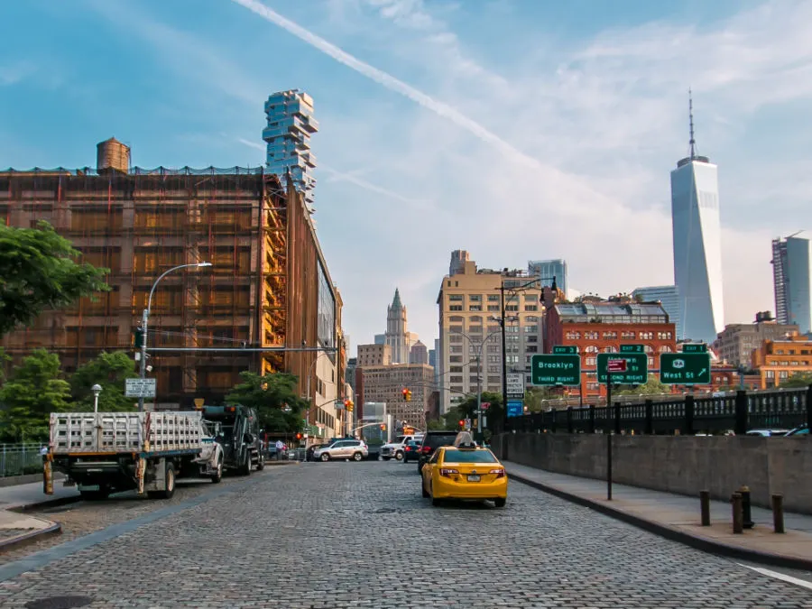 Calle de adoquines de Tribeca, típicos edificios industriales y al fondo el One World Trade Center- Foto de Zachary Shakked en Unsplash disponible en https://unsplash.com/photos/dB2KMeg-5jk