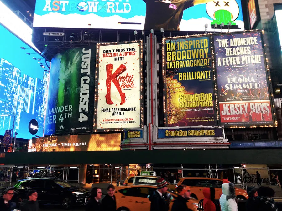 Letreros iluminados de musicales de Broadway en Times Square de noche - Foto de Andrea Hoare Madrid