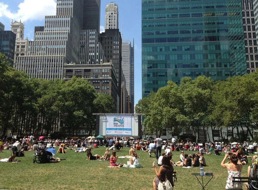 Foto de gente esperando la función de cine gratis al aire libre en Bryant Park en verano - Foto de mschwander de Dominio Público vía Pixabay, disponible en https://pixabay.com/es/photos/parque-bryant-park-urbana-91947/