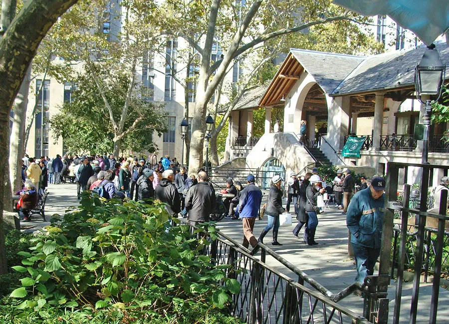 Personas paseando en el Columbus Park, corazón del Barrio Chino de Nueva York - Foto de Andrea Hoare Madrid