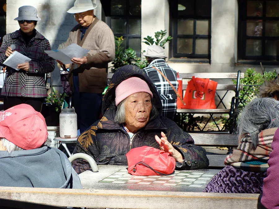 Grupo de señoras conversando en Columbus Park en el Chinatown de Manhattan - Foto de Andrea Hoare Madrid