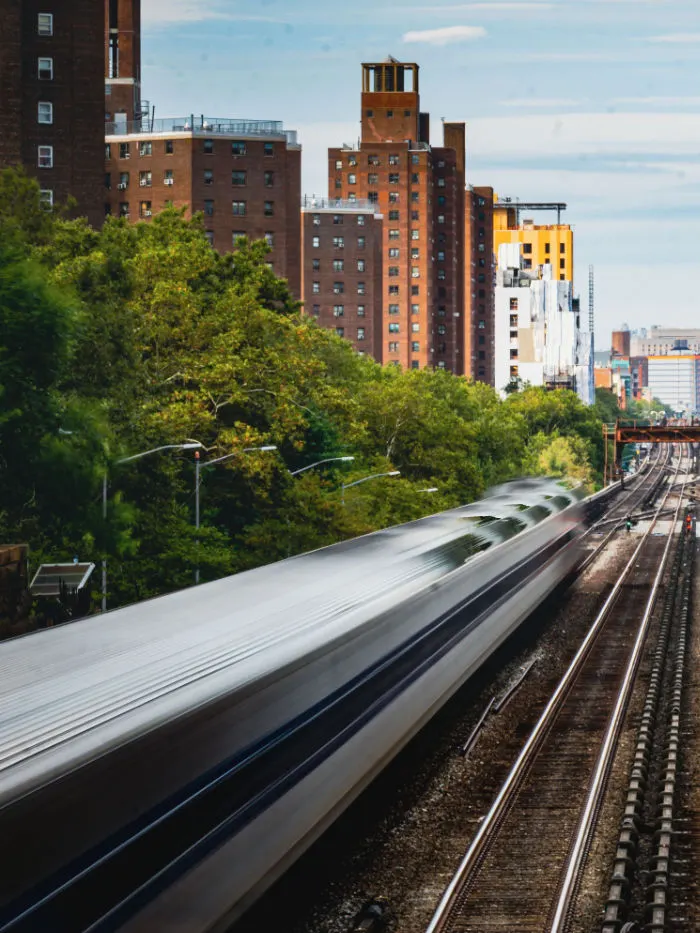 Tren del metro atravesando East Harlem -Foto de Clay LeConey en Unsplash, Licencia Unsplash disponible en https://unsplash.com/photos/PSaTC7XTxIM