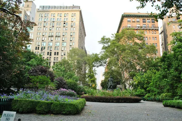 Foto del Gramercy Park de Elisa.rolle / CC BY-SA (https://creativecommons.org/licenses/by-sa/4.0) vía Wikimedia disponible en https://commons.wikimedia.org/wiki/File:Gramercy_Park_01.JPG