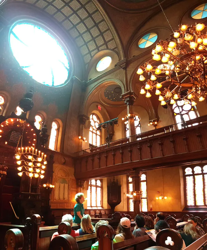 Grupo al interior de la Sinagoga realizando la visita guiada al Museo de Eldrige Street - Foto de Andrea Hoare Madrid