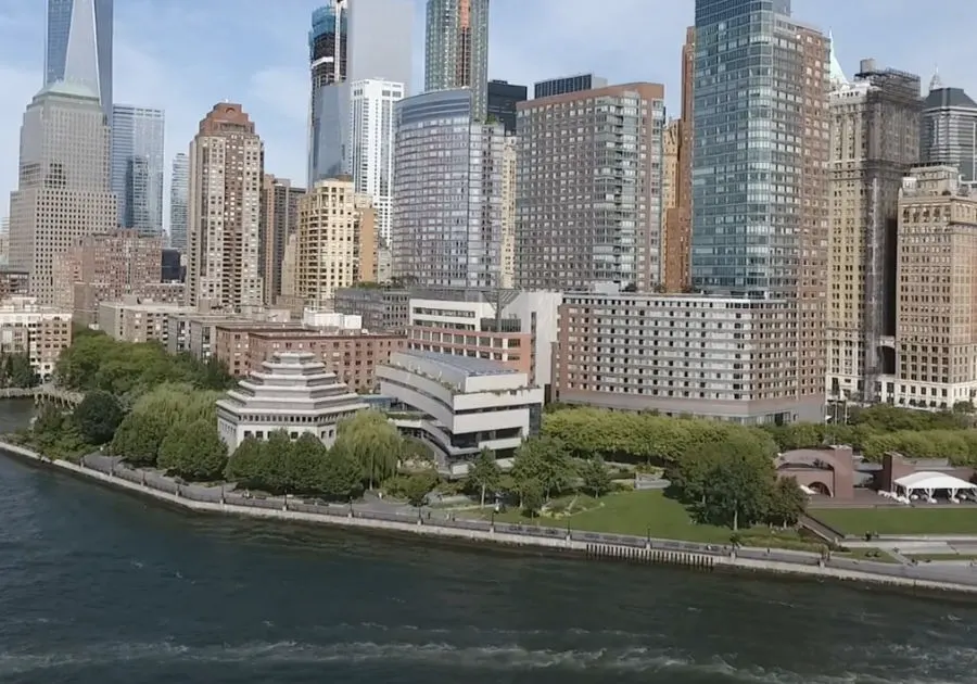 Panorámica del edificio del Museo de la Herencia Judía de Nueva York - Museum of Jewish Heritage - ubicado en Battery Park al sur de Manhattan. Captura de pantalla de un video del museo para conmemorar sus 20 años disponible en https://www.youtube.com/watch?v=RITKkVm-fhs