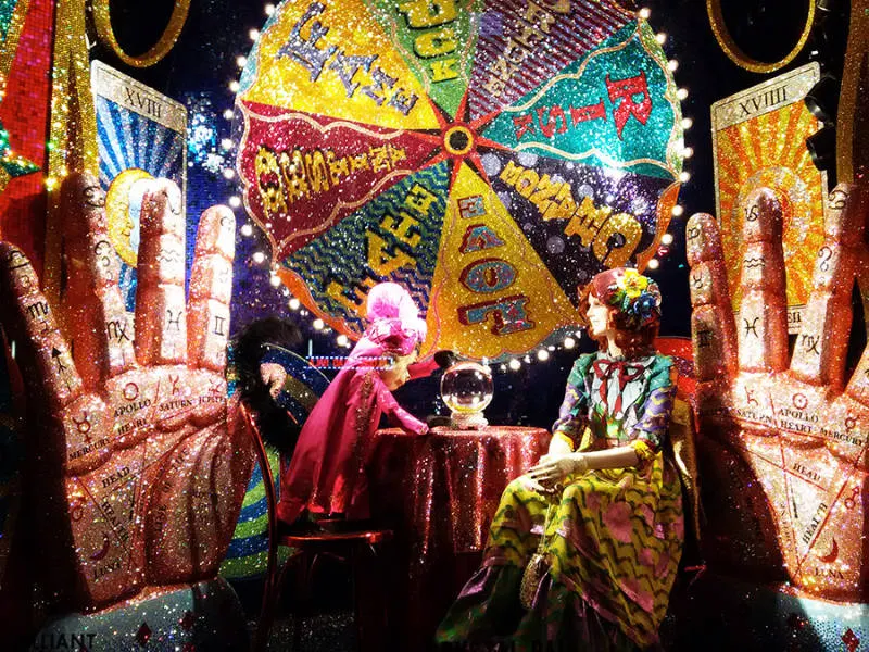 Vitrina de Bergdorf Goodman en la Quinta Avenida: Vitrinear es una de las mejores cosas que hacer en Diciembre en Nueva York - Foto de vitrina con decoración navideña en una tienda de la Quinta Avenida de Andrea Hoare Madrid