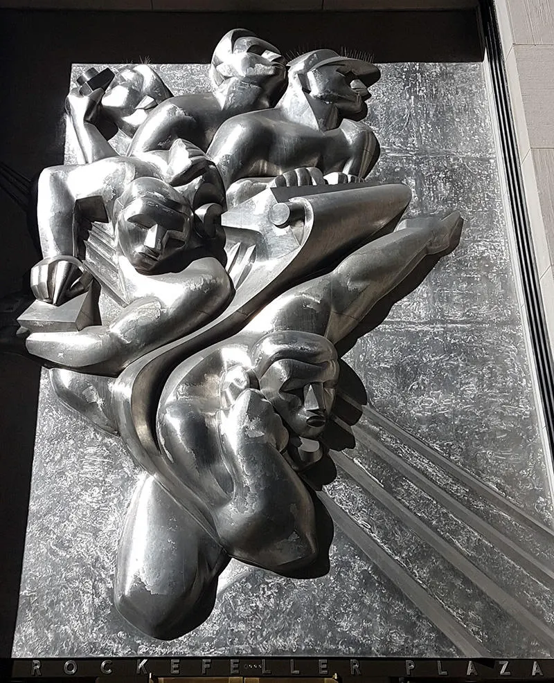 Escultura News de Isamu Noguchi sobre la entrada del edificio 50 Rockefeller Plaza - Foto de AHM
