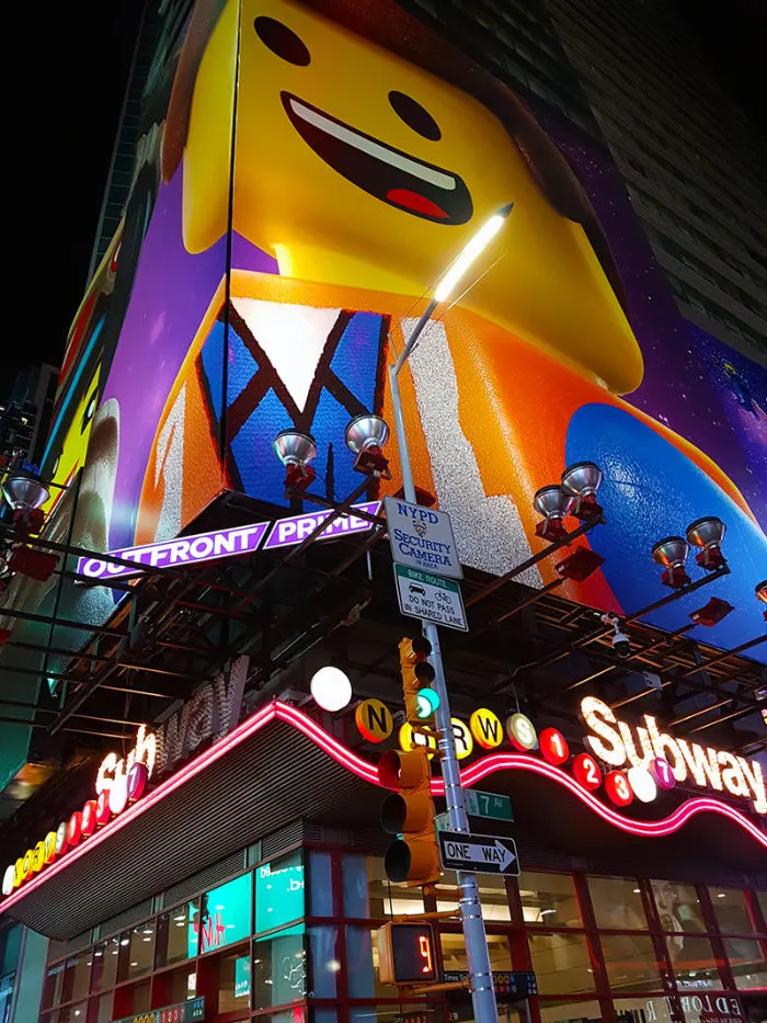 Letreros de neón de la estación de metro en Times Square - Foto de Andrea Hoare Madrid