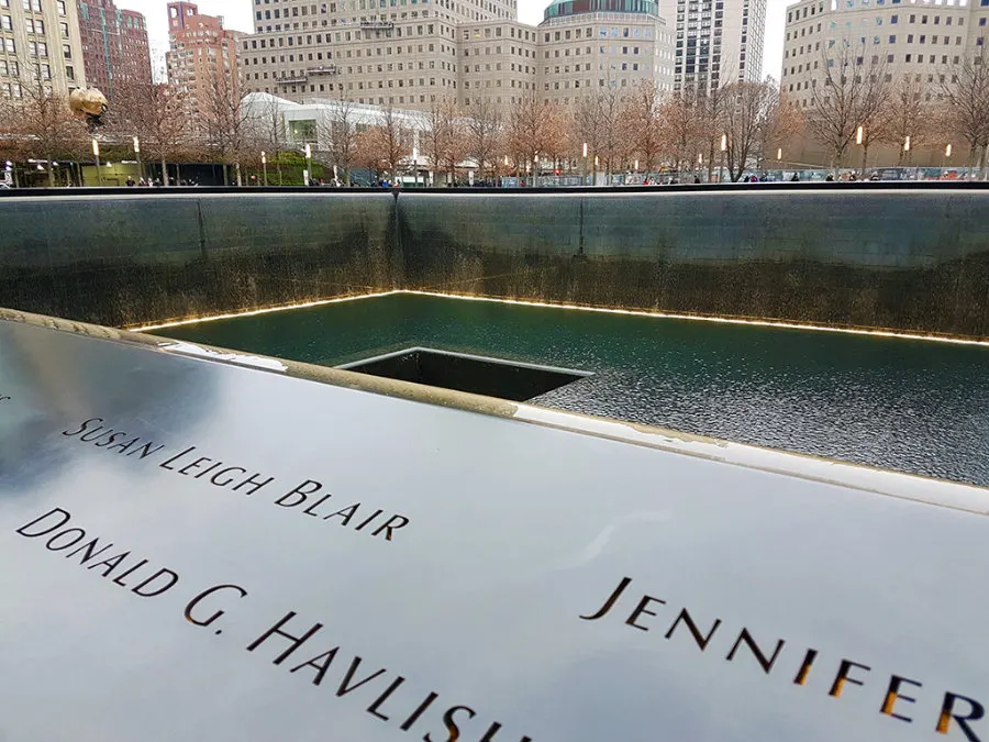 Detalle de algunos nombres de víctimas del atentado de las Torres Gemelas en el borde de una de las piletas del Memorial del WTC - Foto de AHM