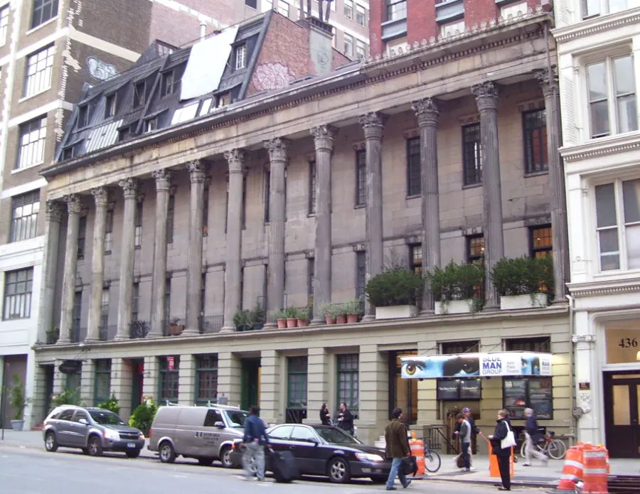 Teatro Astor Place en el histórico Colonnade Row en NOHO - Foto de Beyond My Ken con una Licencia Creative Commons Attribution-Share Alike 4.0 International disponible en https://en.wikipedia.org/wiki/File:Colonnade_Row_Astor_Place_Theatre.jpg