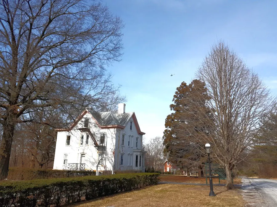 Casas de la antigua comunidad de marinos retirados del Centro Cultural Snug Harbor en Staten Island - Foto de Andrea Hoare Madrid