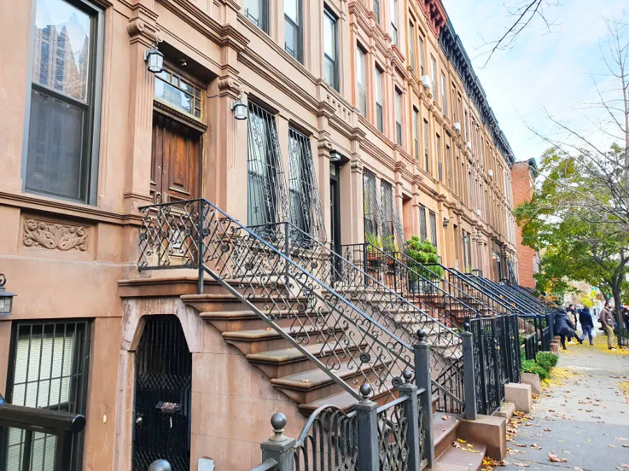 Calle de típicos brownstones en Harlem, foto tomada durante el recorrido de la excursión Contrastes de Nueva York de Andrea Hoare Madrid
