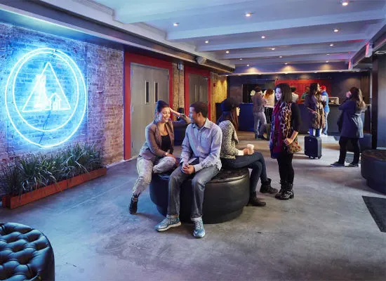 Lobby del HI NYC Hostelling International cortesía de Booking