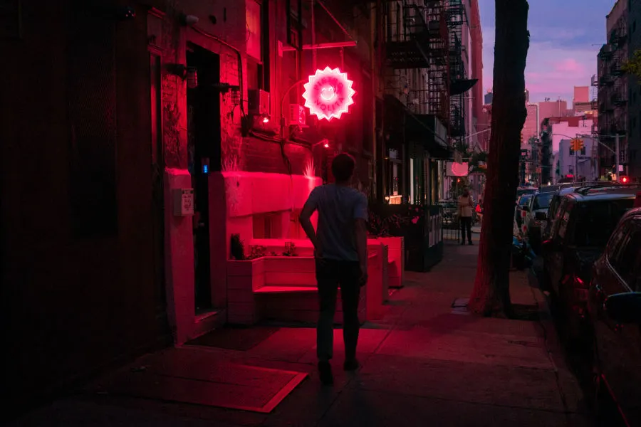  Local nocturno en una calle adoquinada de Nolita - Foto de Mat Ranson en Unsplash disponible en https://unsplash.com/photos/V-1dG8-GAgY