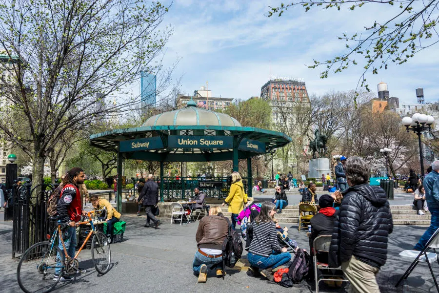 Gente en la plaza de Union Square a la salida de la estación de metro - Foto de Andrea Hoare Madrid