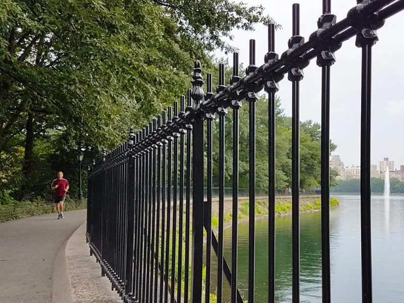 Hombre practicando running en la pista junto al Jackelyn Kennedy Onassis Reservoir - Foto de AHM