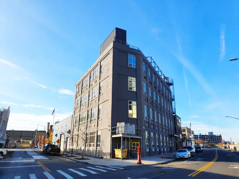 Edificio del Feather Factory Hotel en Long Island Queens de Andrea Hoare Madrid - Lista de Hoteles Céntricos y Baratos en Nueva York