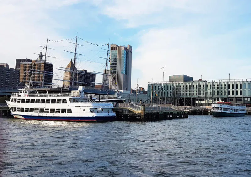 Muelle de cruceros y ferrys en South Street Seaport - Foto de AHM