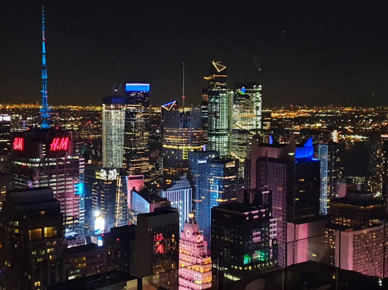 Vista de los rascacielos iluminados de Midtown Manhattan desde el Top of the Rock, el mirador del Rockefeller Center - Foto de Andrea Hoare Madrid