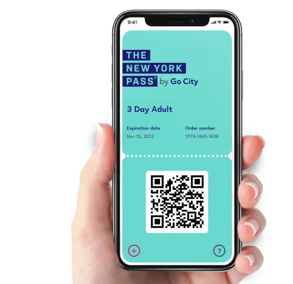 Mano sosteniendo un teléfono móvil con la aplicación del New York Pass abierta. Evaluación de la mejor tarjeta turística de Nueva York
