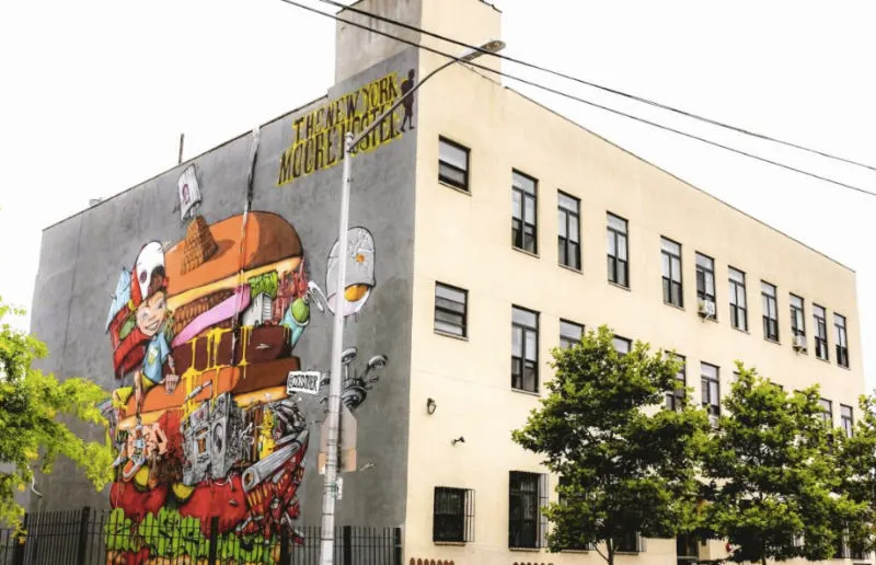 Foto del edificio del New York Moore Hostel cortesía de Booking . Recomendaciones de hostales céntricos y baratos.