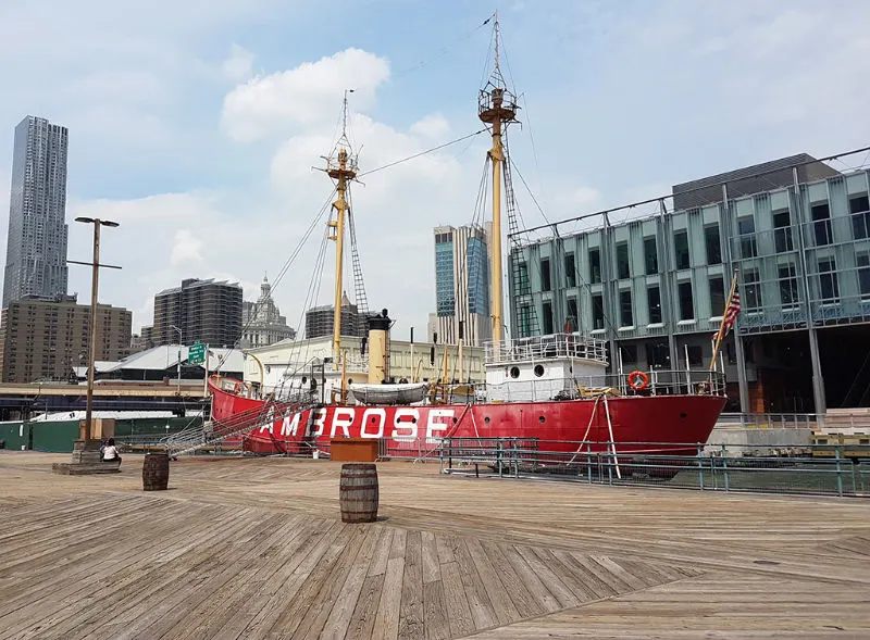 Buque faro Ambrose en el Pier 16 de South Street Seaport, parte de la colección del Museo Marítimo - Foto de Andrea Hoare Madrid