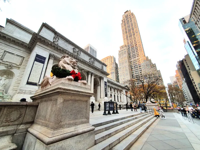 Vista panorámica del frontis del edificio de la Biblioteca Pública de Nueva York - Leones de las escalinatas con guirnaldas de Navidad - Foto de Andrea Hoare Madrid