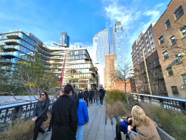 Gente caminando por el High Lune Park, al fondo se ven los edificios de Hudson Yards - Lugar recomendado en el itinerario por Nueva York en 3 días - Foto de Andrea Hoare Madrid
