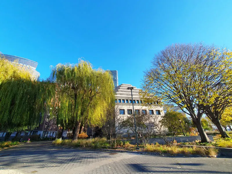 Edificio y jardines del Museo de la Herencia Judía en Lower Manhattan - Foto de Andrea Hoare Madrid