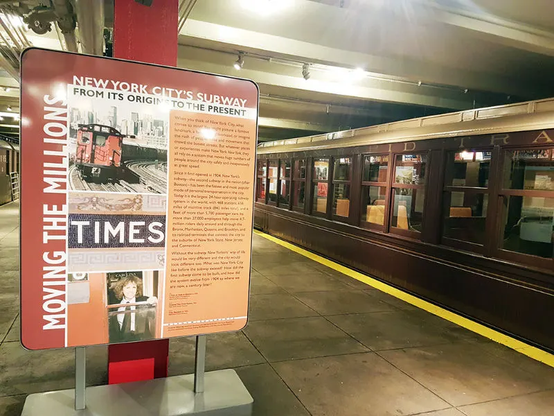 Andenes antiguos en la estación de metro abandonada de Brooklyn usada como Museo del Tránsito de Nueva York - Foto de AHM