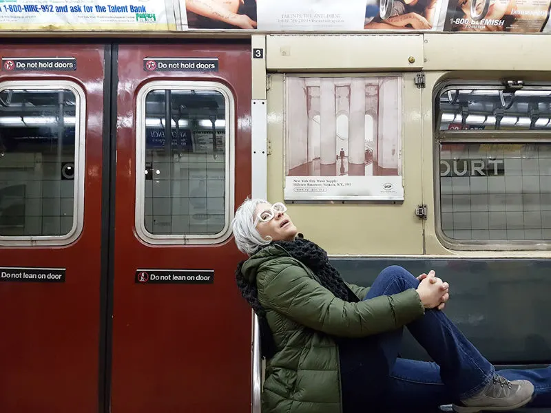 Foto de Andrea Hoare Madrid, editora de NewYorkando dentro de un vagón de los años 80 real en el Transit Museum en Brooklyn. Foto de Marina Madrid