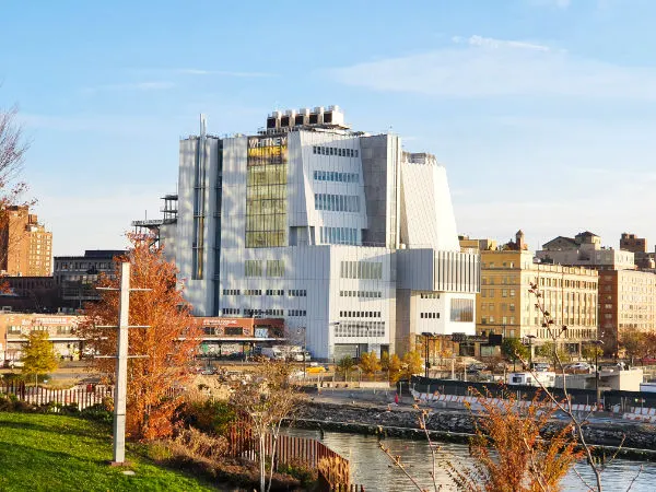 Edificio del Museo Whitney de Arte Americano visto desde el parque Little Island - Foto de Andrea Hoare Madrid