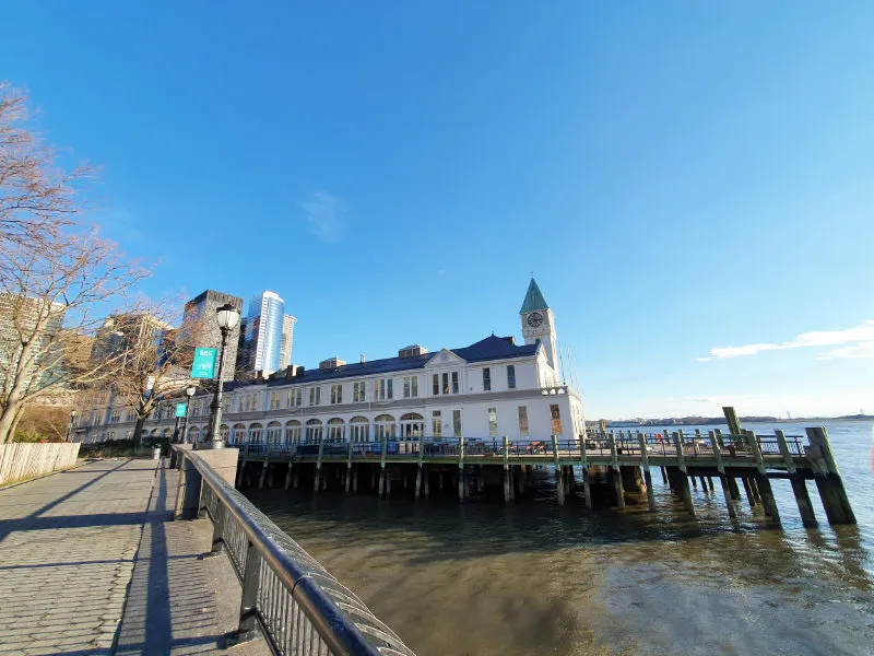 Pier A, muelle más antiguo en pie de Nueva York. En e muelle está el restaurant The Oyster House - Foto de Andrea Hoare Madrid