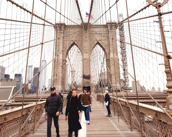 Gente caminando por la pasarela peatonal del Puente de Brooklyn - Foto de Andrea Hoare Madrid