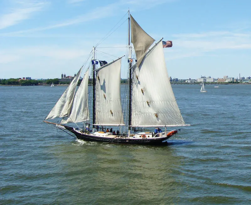 Velero histórico Schooner Pioneer navegando hacia la Estatua de la Libertad, embarcación parte de la colección del South Street Seaport Museum - Foto de Andrea Hoare Madrid