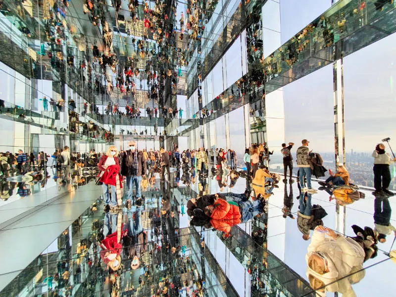 Personas tomándose fotos en el suelo en la instalación Air de Kenzo Digital en el mirador Summit del One Vanderbilt - Foto de Andrea Hoare Madrid