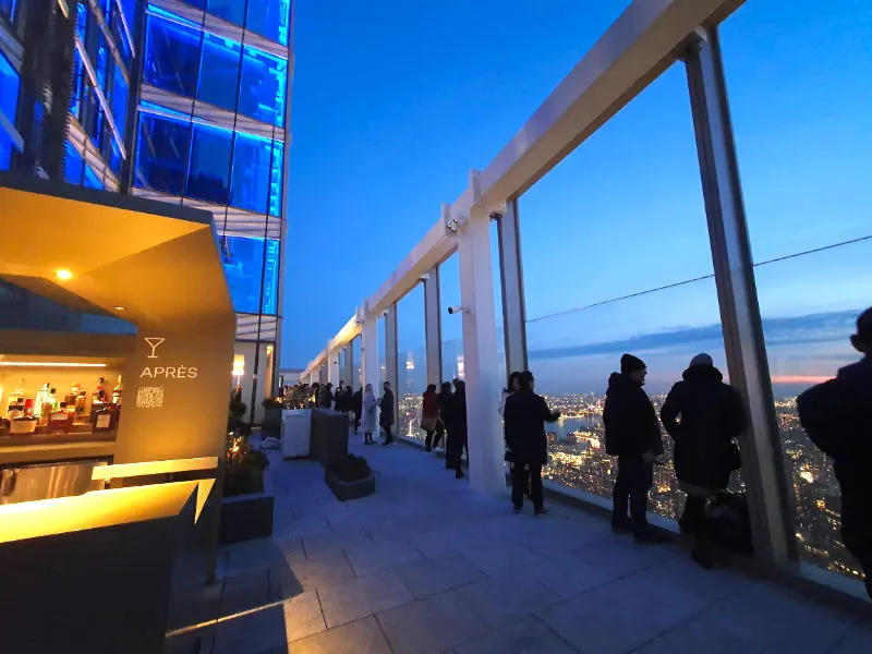 Bar Après en la terraza al aire libre del piso 93 de la plataforma de observación Summit del edificio One Vanderbilt - Foto de Andrea Hoare Madrid
