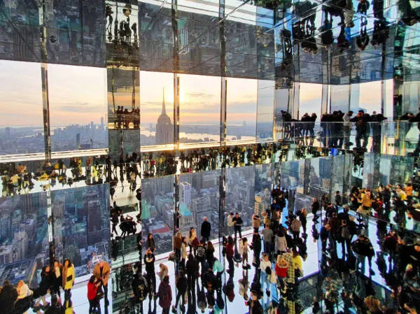 Vista del Empire State al atardecer desde el Mirador Summit del One Vanderbilt, gente y espejos - Foto de Andrea Hoare Madrid