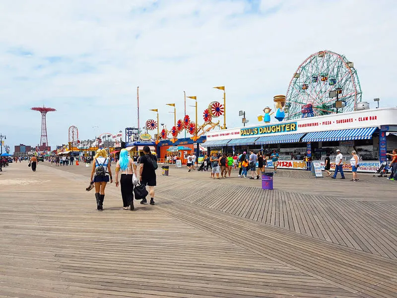 Gente caminando por el boardwalk de Coney Island durante el verano en Nueva York - Foto de Andrea Hoare Madrid