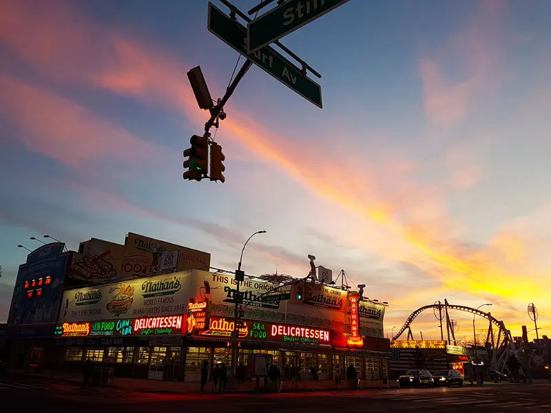 Comer hotdogs en Nathans de Coney Island al atarceder. Foto de AHM 2018
