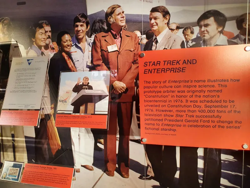 Fotografía del Bautizo del Entreprise por el elenco de Star Trek junto al presidente Gerald Ford - Foto en el Pabellón Enterprise tomada por AHM